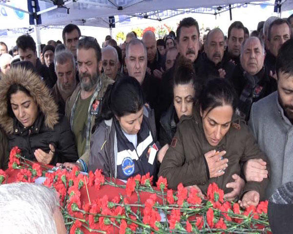 İnfarkt keçirən sənətçinin dəfnində GƏRGİN ANLAR: Həyat yoldaşı... - FOTOLAR