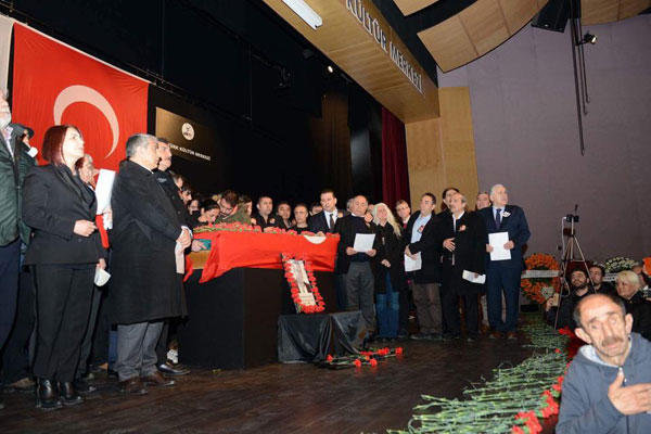 İnfarkt keçirən sənətçinin dəfnində GƏRGİN ANLAR: Həyat yoldaşı... - FOTOLAR