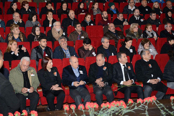 İnfarkt keçirən sənətçinin dəfnində GƏRGİN ANLAR: Həyat yoldaşı... - FOTOLAR