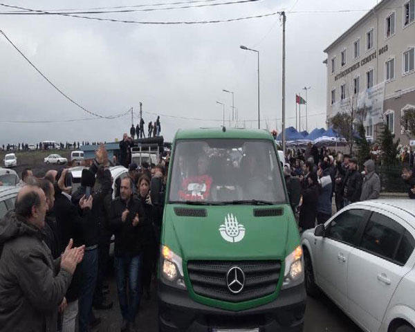İnfarkt keçirən sənətçinin dəfnində GƏRGİN ANLAR: Həyat yoldaşı... - FOTOLAR
