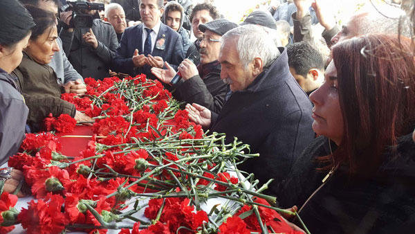 İnfarkt keçirən sənətçinin dəfnində GƏRGİN ANLAR: Həyat yoldaşı... - FOTOLAR