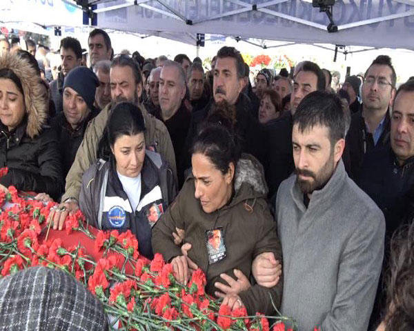 İnfarkt keçirən sənətçinin dəfnində GƏRGİN ANLAR: Həyat yoldaşı... - FOTOLAR