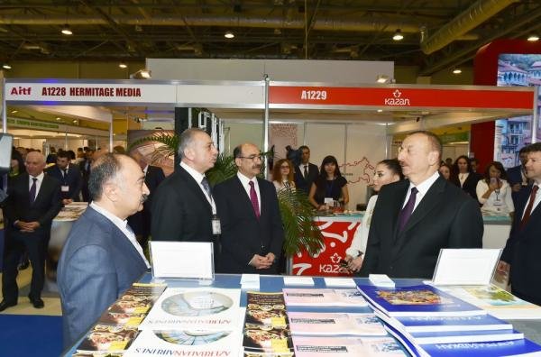Mehriban Əliyeva selfi çəkdirdi - FOTOLAR