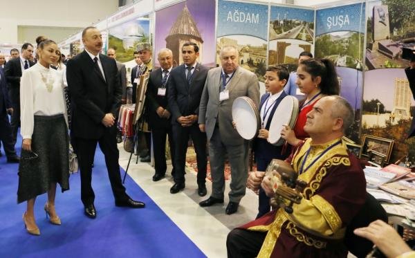 Mehriban Əliyeva selfi çəkdirdi - FOTOLAR