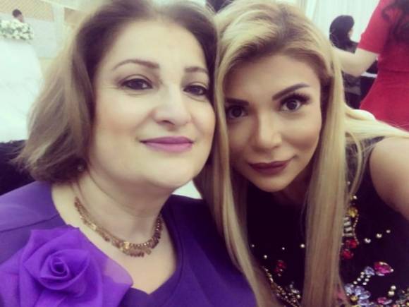 Afaq Gəncəli anası ilə - NECƏ CAVAN ANASI VAR ELƏ BİL BACIDILAR - ŞOK FOTO
