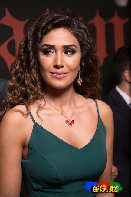 Seksual ayaqları ilə gecəyə damğa vuran Azərbaycan AKTRİSALARI - FOTO