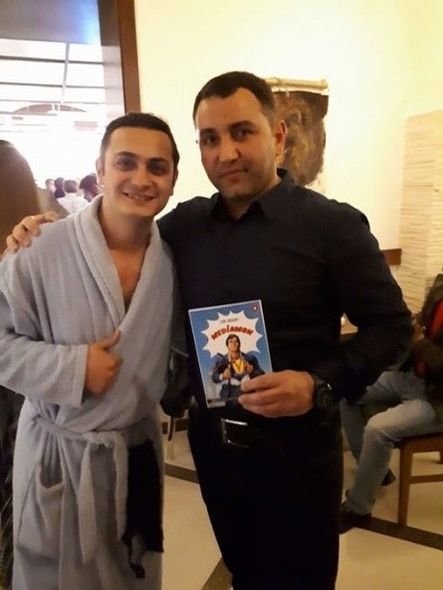 BİABIRÇILIQ! Azərbaycanlı məşhur təqdimata hamam xalatında gəldi - FOTOLAR