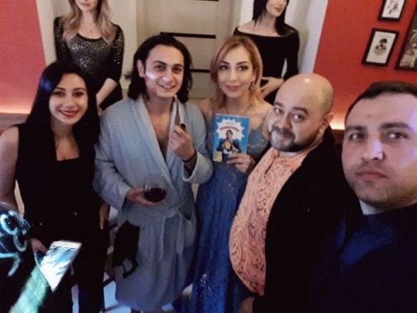BİABIRÇILIQ! Azərbaycanlı məşhur təqdimata hamam xalatında gəldi - FOTOLAR