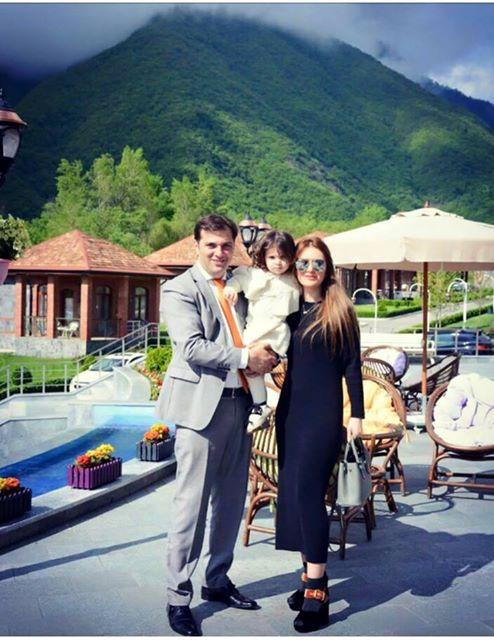 Emin xanımı və qızı ilə - FOTO
