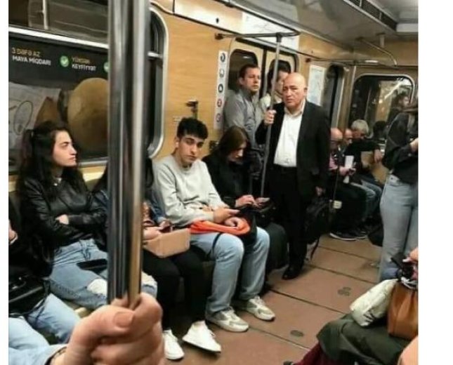 Azərbaycanın keçmiş Baş naziri metroda ayaq üstə qaldı - FOTO