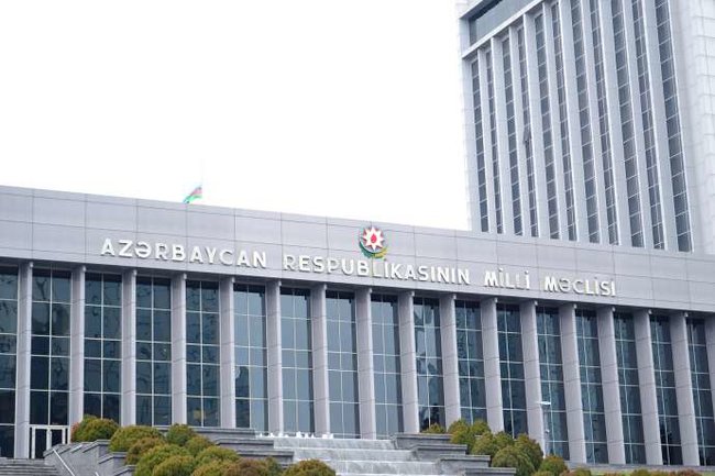 Milli Məclisdə deputatlar arasında mübahisə düşdü