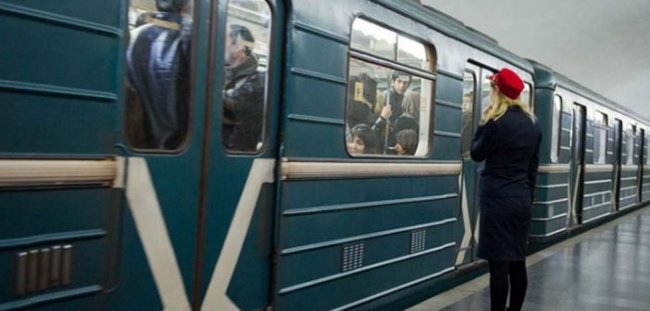 Bakı metrosunda İXTİSAR - Xanımları bəylər əvəz edir