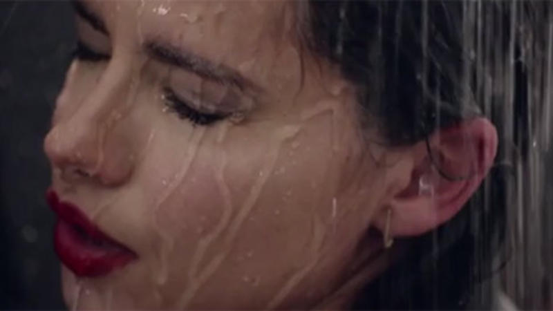 Adriana Lima hamamda çılpaq halda reklama çəkildi - FOTOLAR