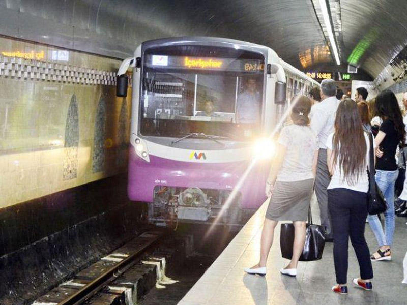 Metroda həyəcanlı anlar - Qatar tuneldə qaldı