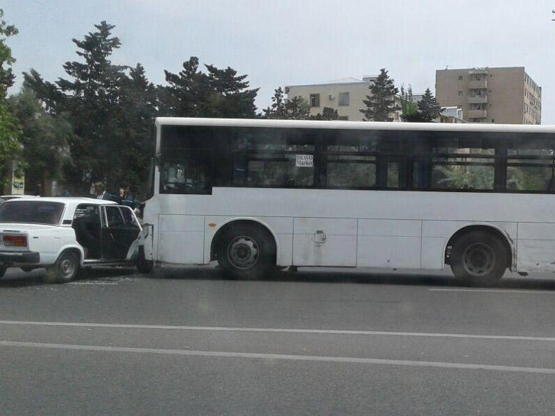 Bakıda sərnişin avtobusu VAZ-la toqquşdu - FOTO