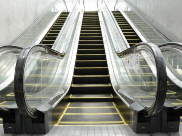Metroda dəhşət: 9 yaşlı uşağın ayağı eskalatorun arasında qaldı -VİDEO