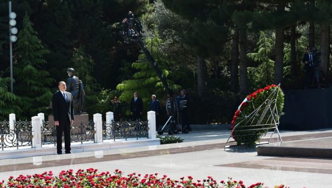 İlham Əliyev Heydər Əliyevin məzarını ziyarət etdi