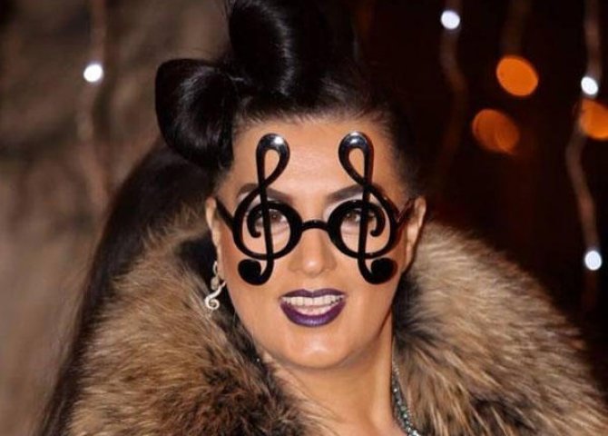 Elza Seyidcahanın yeni şeiri: “Pozğunluğun yollarında yatmışam”