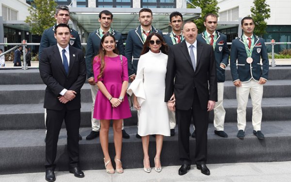 Prezident və ailəsinin idmançılarla maraqlı - Fotoları