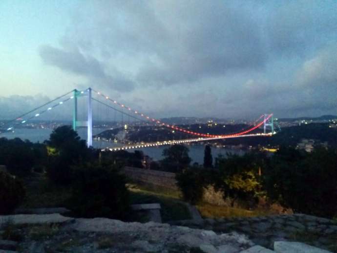 Azərbaycan bayrağının rəngləri İstanbul boğazında bərq vurur - VİDEO