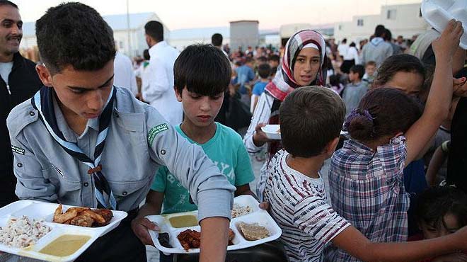 Türkiyə suriyalılara iftar süfrəsi açır