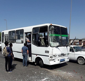 Bakıda iki avtobus toqquşdu: Yaralılar var