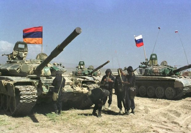 Rusiya tankları erməniləri necə tapdalayır...