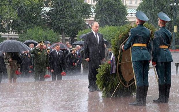 Putin leysana baxmayaraq naməlum əsgərin məzarına çiçək qoydu – FOTO