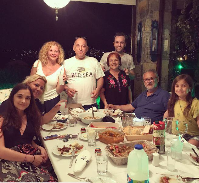 İradə Ramazan bayramından ailəvi foto paylaşdı, tənqid edildi: Rakı, yoxsa ayran? - Foto