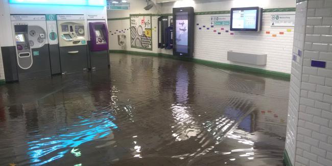 Parisdə metro su altında qalıb