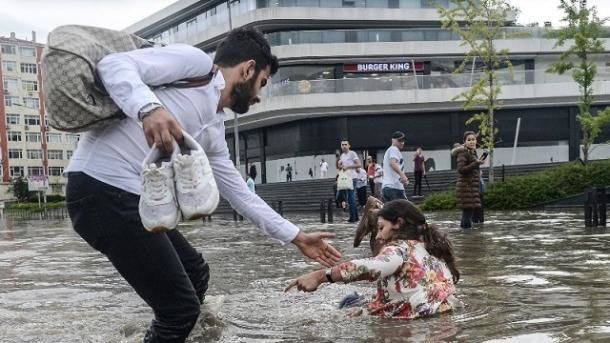 Şiddətli dolu İstanbulu bu vəziyyətə saldı – VİDEO + FOTO