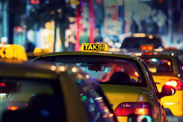 Taksi sürücüsü qadın müştərisinə tanışlıq mesajı atdı - VİDEO