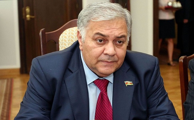 Oqtay Əsədov Ruhaninin andiçməsinə gedir