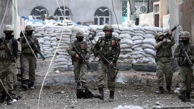 Türk əsgəri bomba dolu maşını partlatyıb: 2 ölü