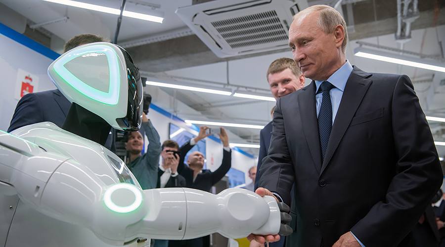 Azad robot Putinlə salamlaşdı - Video