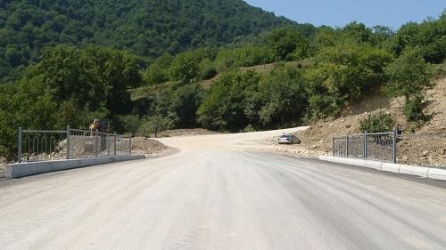 Dağlar arasından və meşədən yol salındı