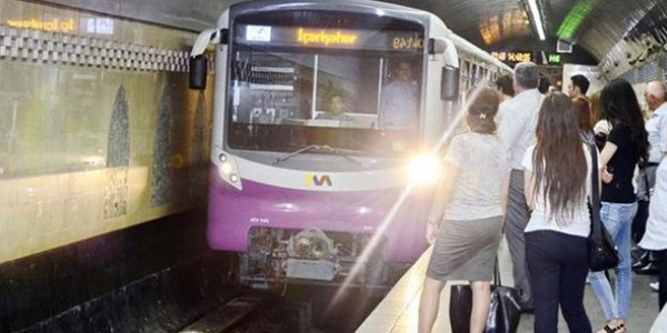 Bakı metrosunda qorxunc hadisə: qadın relslərin üstünə yıxıldı