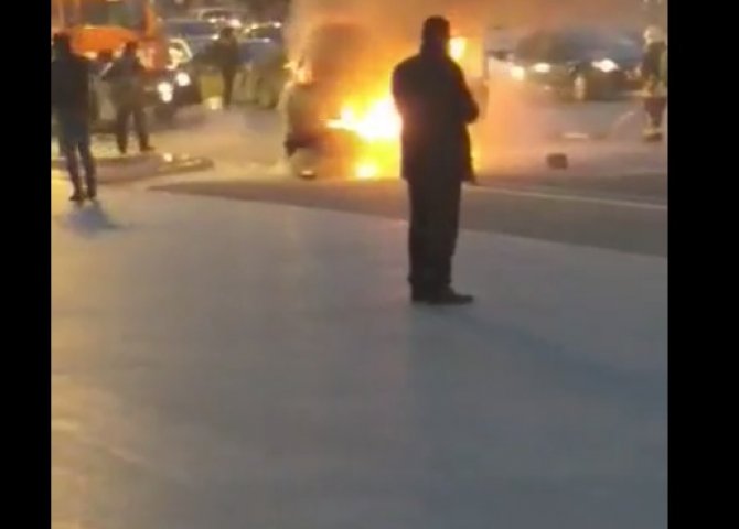 Bakıda prospektin ortasında maşın yanıb kül oldu – Yanğınsöndürənlər heç nə etmədi (VİDEO)