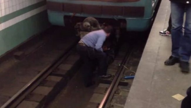 Bakı metrosunda intihar hadisəsi baş verib - VİDEO