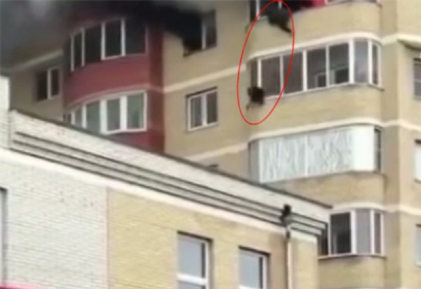Ata əvvəl 2 uşağını, daha sonra özünü pəncərədən atdı - Video