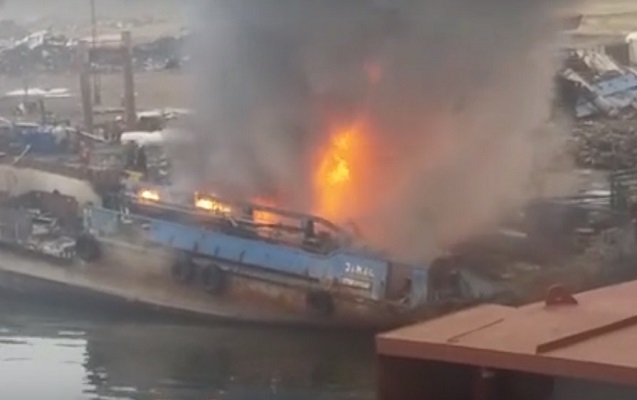 Bakıda yanan gəmi ilə bağlı rəsmi - Açıqlama+ Video