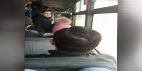 Abşeronda avtobus qapısı açıq vəziyyətdə sərnişin daşıyır  - VİDEO
