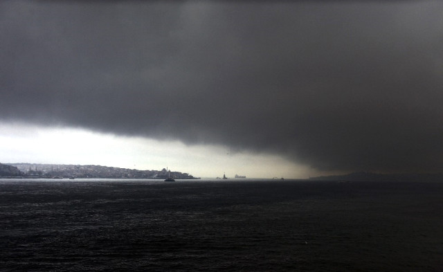 İstanbul günorta çağı qaranlığa büründü - FOTO