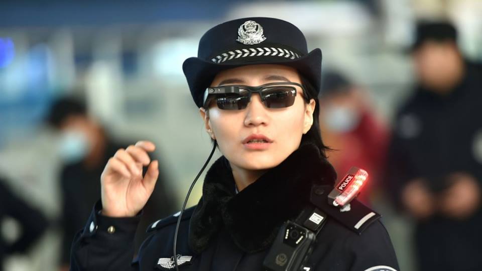 Pekin polisi kameralı eynəklə təhciz edildi