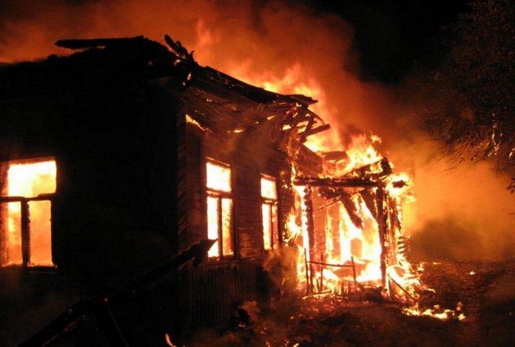 Bakıda dəhşətli YANĞIN: İki bitişik ev yandı