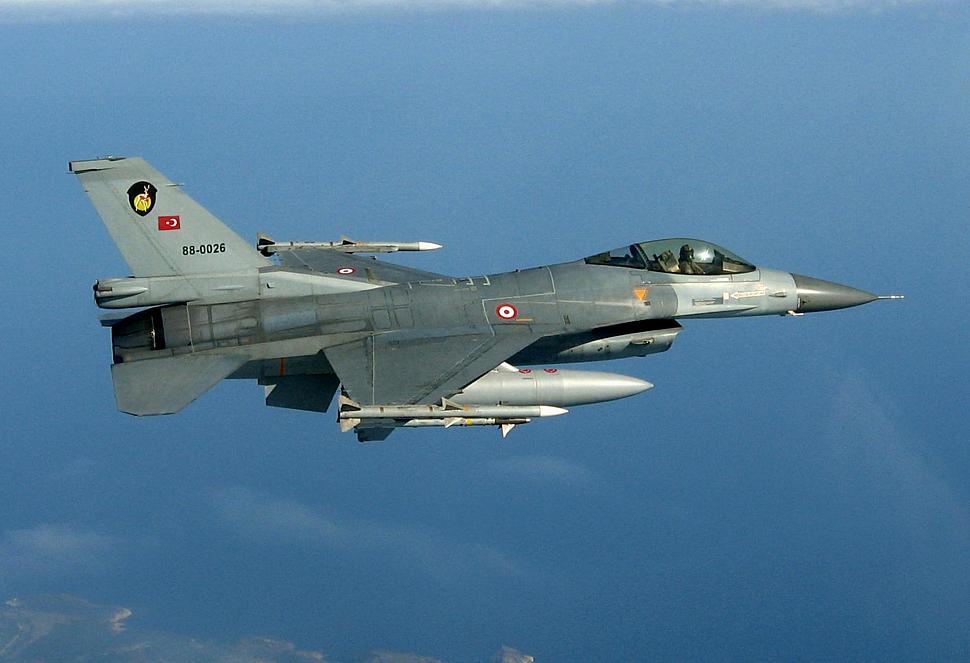 Türkiyədə F-16 hərbi təyyarəsi qəzaya uğradı