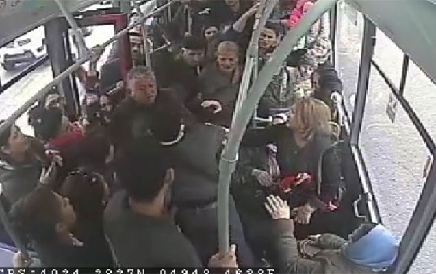 Bakıda avtobusda oğlandan qadınlara qarşı BİABIRÇI HƏRƏKƏT - VİDEO