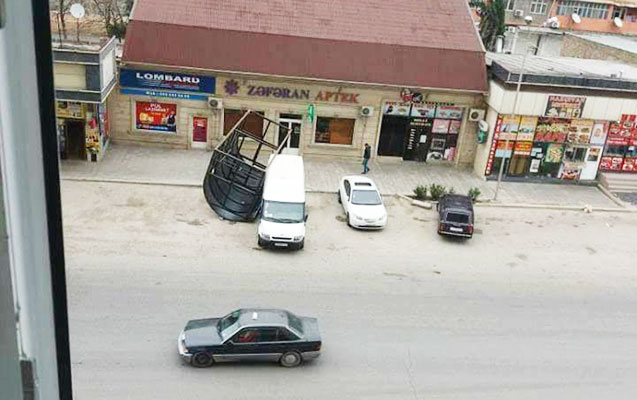 Güclü külək dayanacağı aşırdı -  FOTO