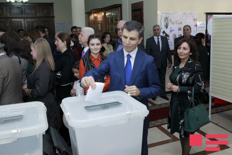Zahid Oruc İlham Əliyevə səs verdi - FOTO