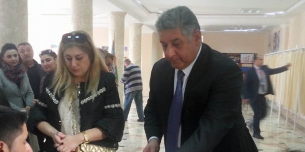 Nazir səsverməyə xanımı ilə birgə gəldi - FOTOLAR